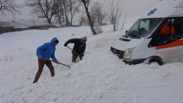 Primarul unei comune din Neamț le va da ajutoare sociale doar celor care îi ajută pe bătrâni cu deszăpezirea