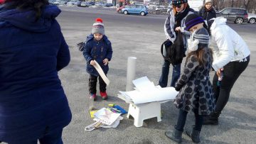 Zeci de părinți protestează la Guvern față de tăierea indemnizațiilor