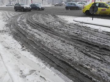 VREMEA în BUCUREȘTI: Duminică, lapoviță și ninsori spre seară. Va ninge peste noapte și luni
