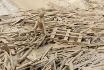 Alunecare de teren în Peru: O femeie se salvează dintr-un vârtej de noroi (VIDEO)