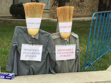 Doi polițiști au protestat în fața CJ Neamț, unde are loc ședința comună a guvernelor român și moldovean