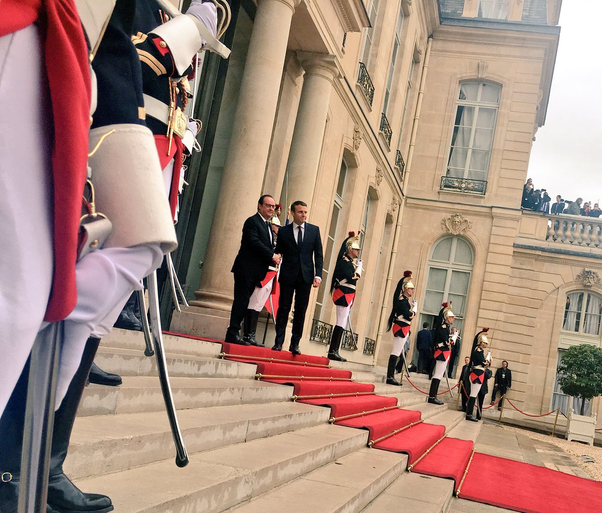 Макрон в спортзале. Дворец Макрона. Инаугурация президента Франции. Инаугурация Макрона 2017. La République sous François Hollande Макрон.