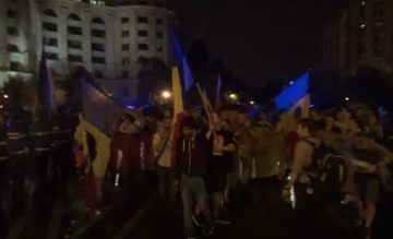 În București, protestatarii au ajuns la Parlament şi se îndreaptă spre sediul Curţii Constituţionale – VIDEO