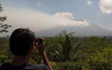 Indonezia: Mii de locuitori evacuați din cauza erupției unui vulcan