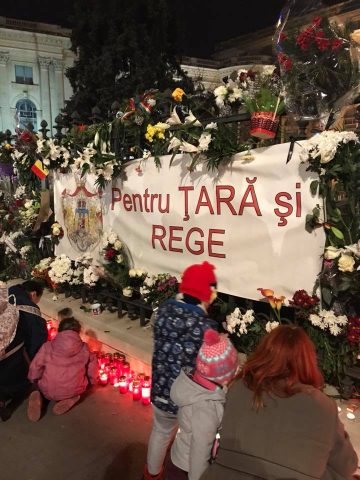 Sicriul cu trupul Regelui Mihai, întâmpinat la București de peste o mie de oameni