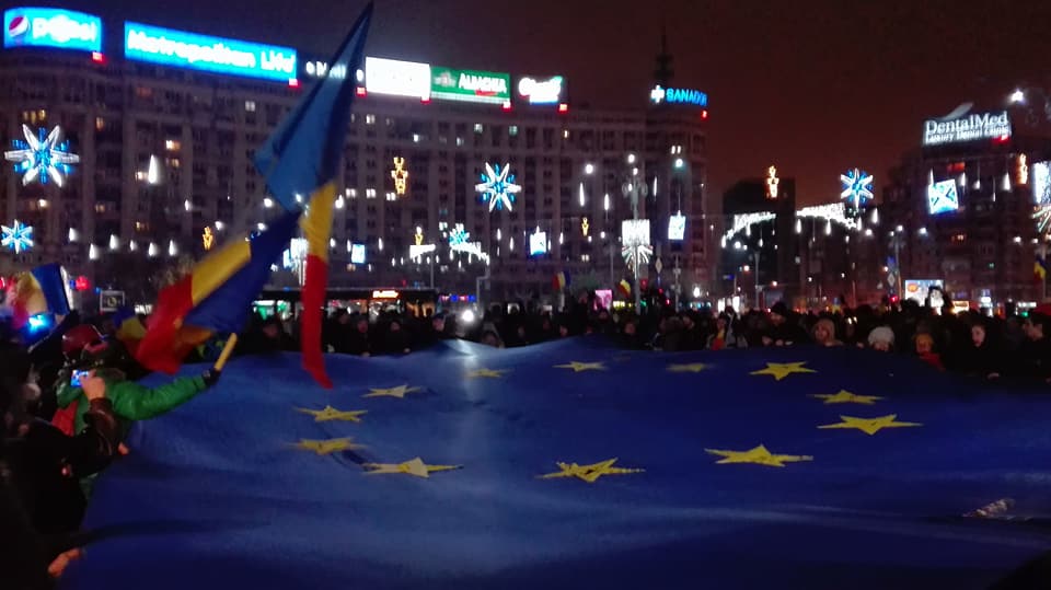 Steagurile UE și SUA la proteste, în Piața Victoriei Europa FM