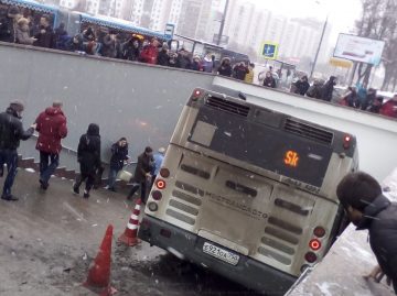 Un autobuz a pătruns într-un pasaj pietonal la Moscova