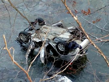 Accident mortal în Valea Jiului: o mașină a plonjat în râu de la 20 de metri