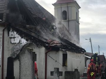 Suceava: Chiliile Manastirii Rosiori au luat foc