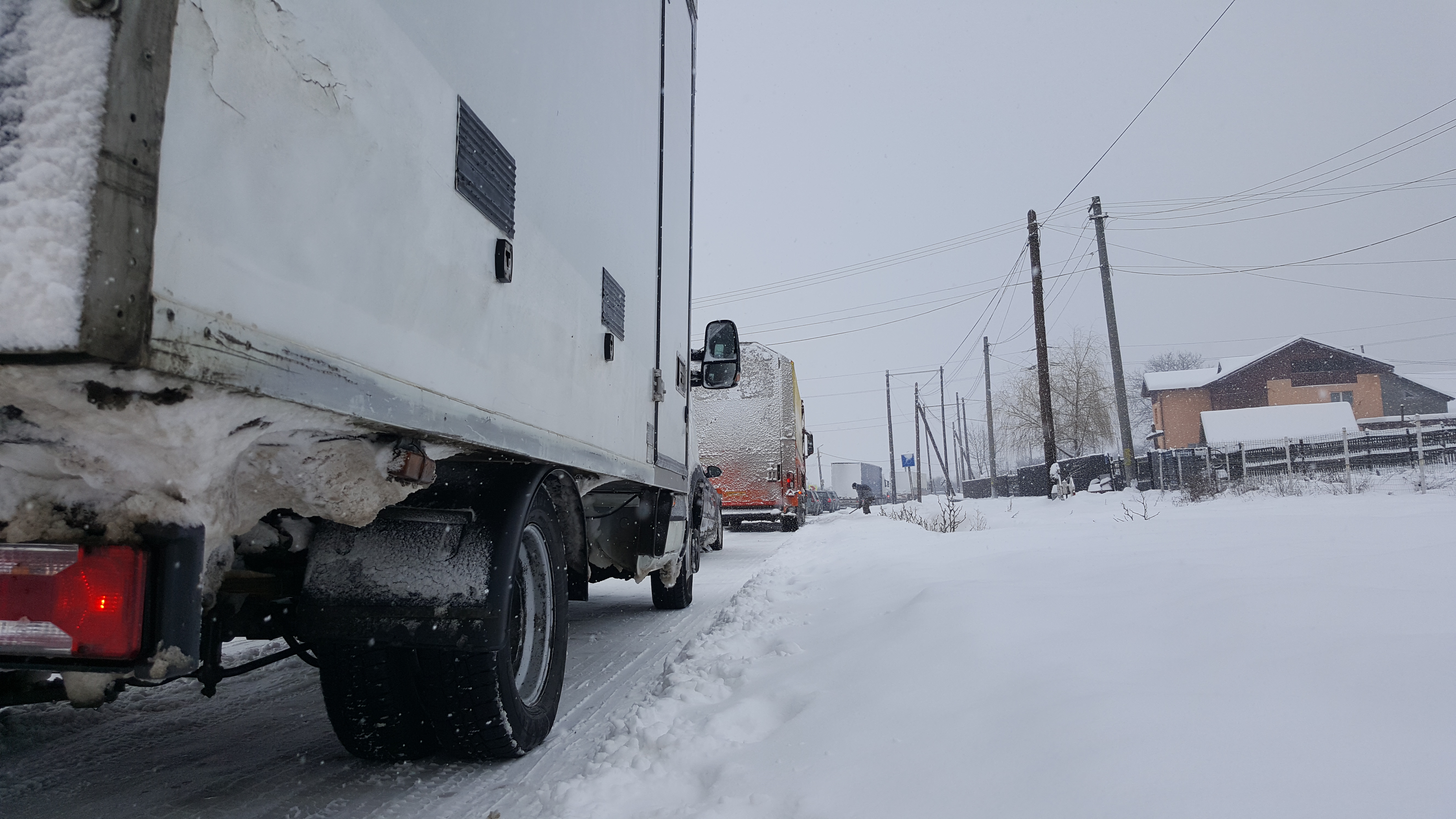 Care sunt drumurile închise sau cu restricții din cauza zăpezii la ora 16