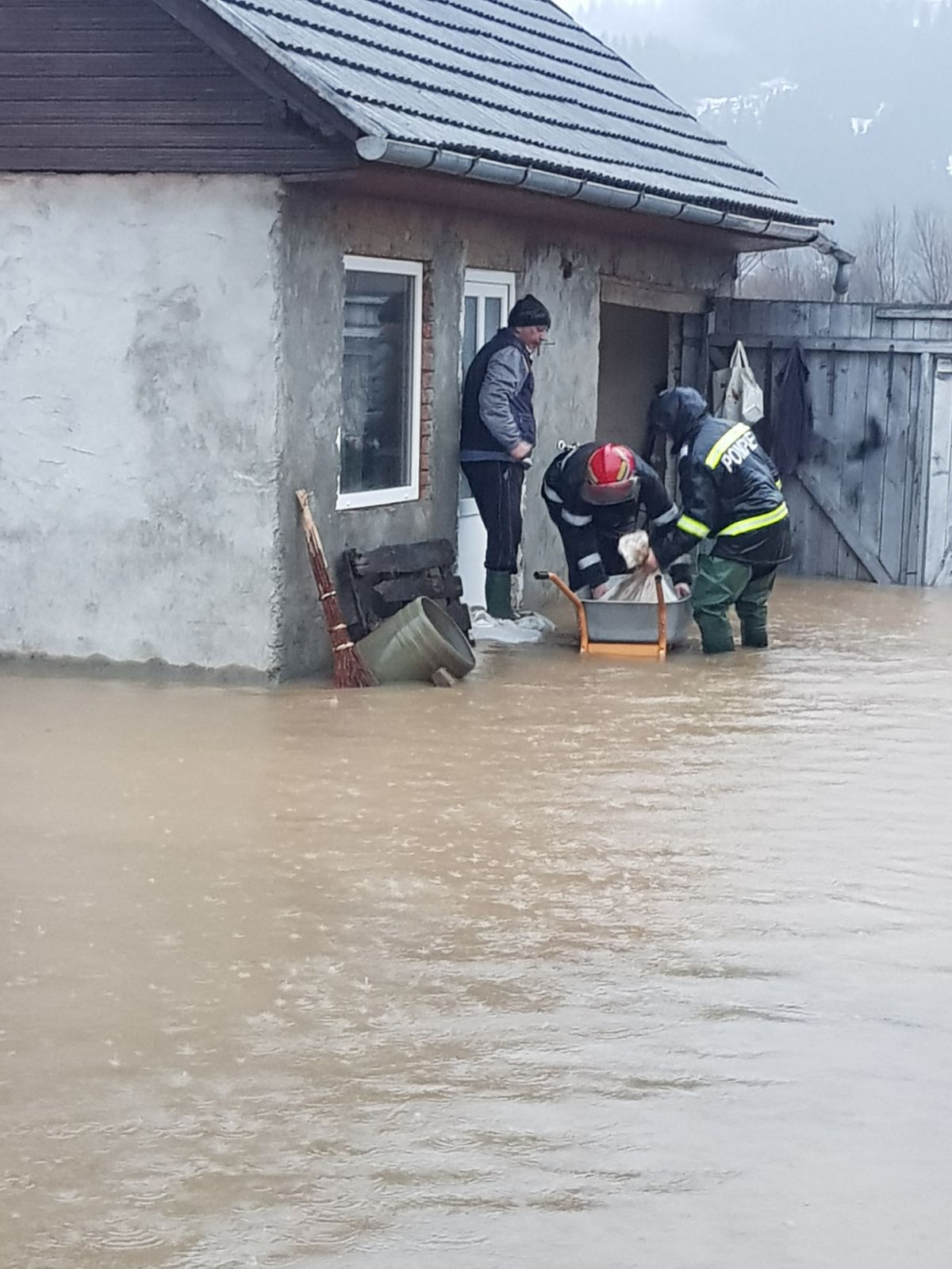 Cod portocaliu de inundații pe mai multe râuri din 13 județe. Hidrologii nu exclud posibilitatea unui cod roşu