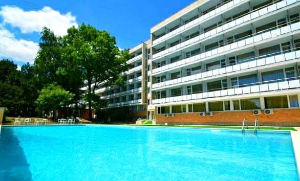 Hotelierii de pe litoral pregătesc camerele pentru o eventuală revenire a turiștilor la vară | AUDIO
