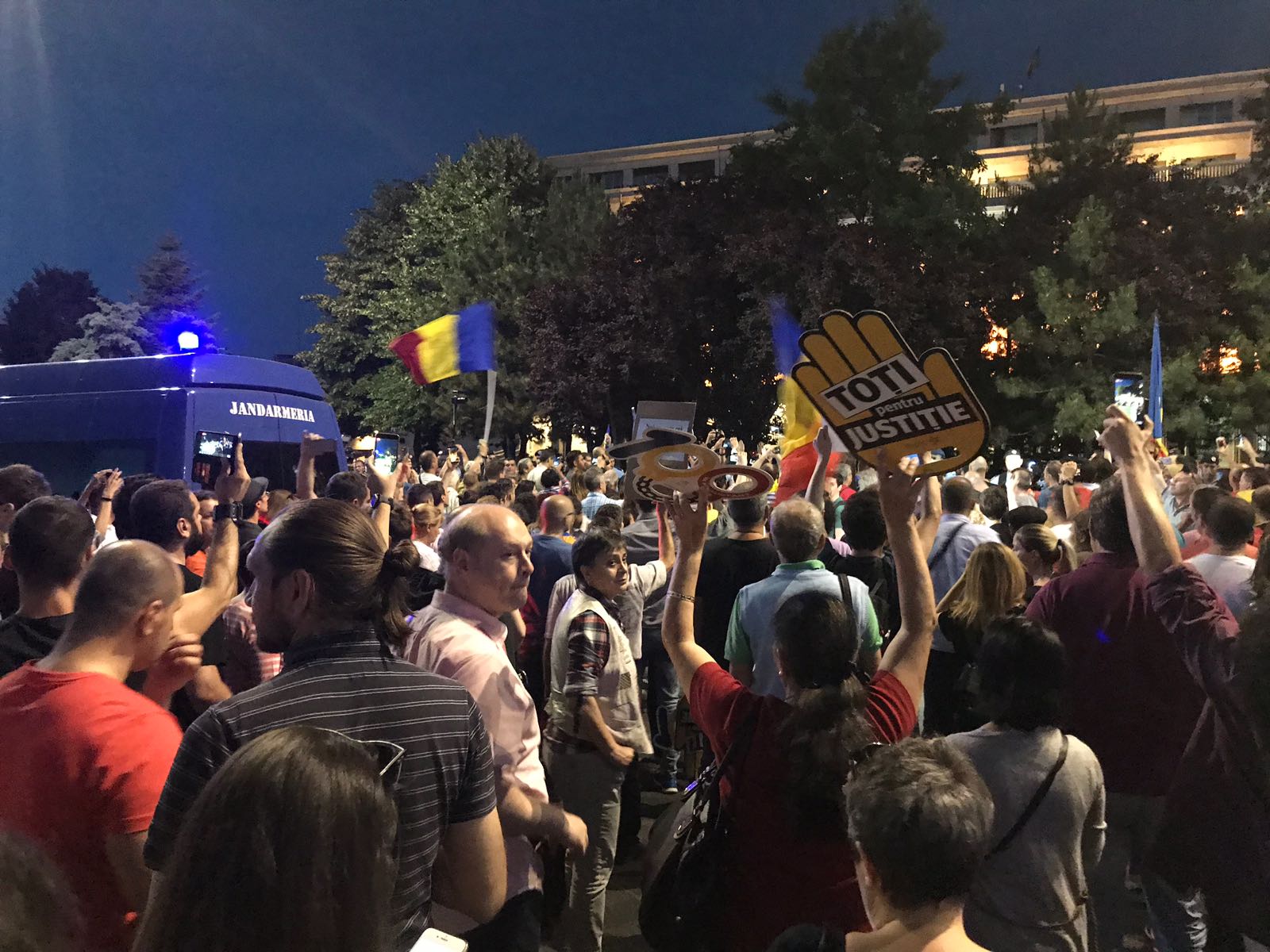 Proteste după ce CCR a dat câştig de cauză Guvernului în conflictul cu şeful statului