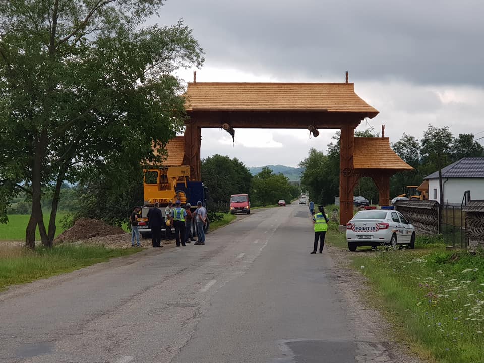 Cea mai mare poartă maramureșeană din România