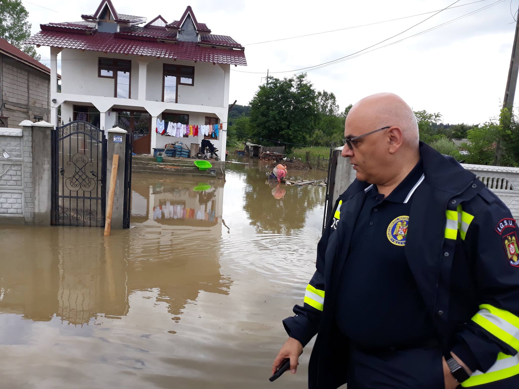 /></p>
<p><img decoding=