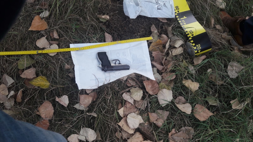 Bărbatul care a furat arma jandarmeriței a tras două focuri într-un câmp