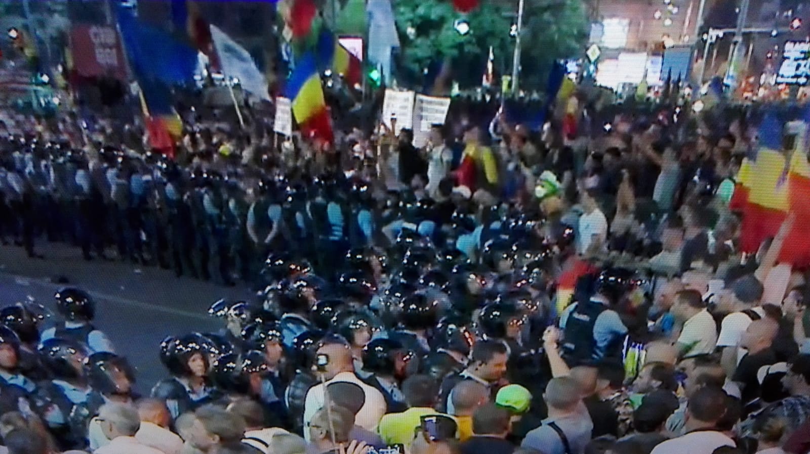 Jandarmeria e pregătită să intervină în Piața Victoriei