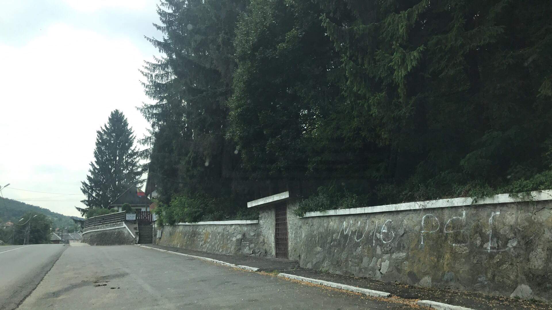 Bistrița: Anchetă după apariția unor mesaje anti PSD pe un zid lângă casa memorială Rebreanu