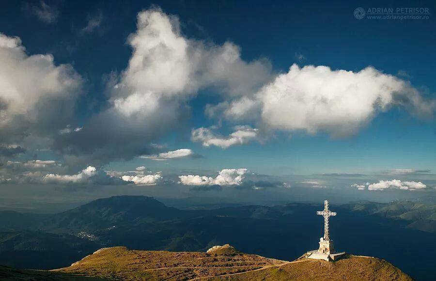 MApN: Crucea de pe Vârful Caraiman va fi restaurată până în 2022 cu bani europeni