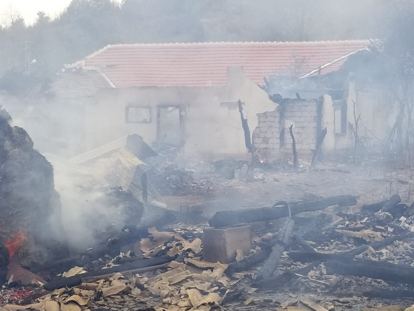 ARAD: Un foc nesupravegheat au distrus o gospodărie FOTO