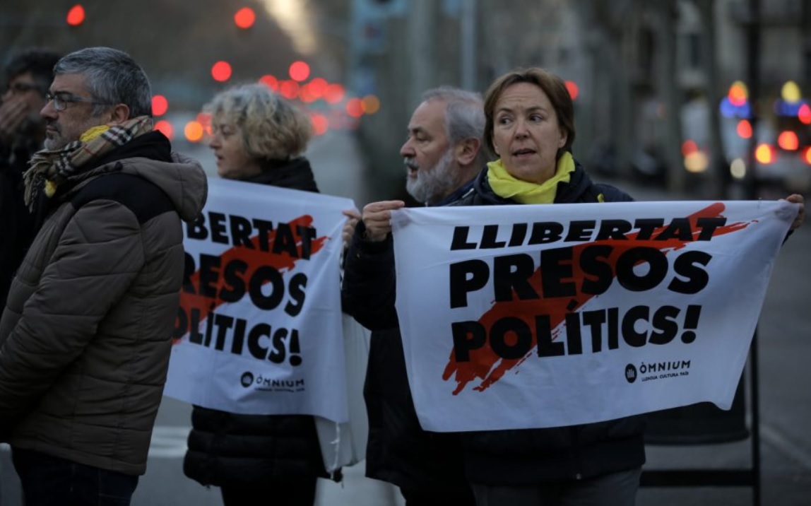 BARCELONA: Manifestaţie de solidaritate cu foşti lideri secesionişti, judecaţi la Madrid
