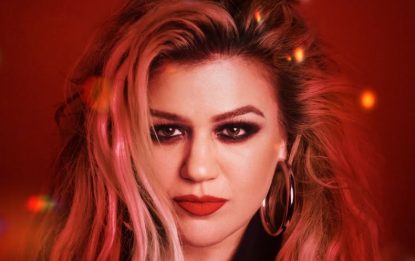 Kelly Clarkson – A Moment Like This