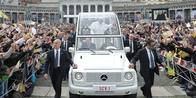 Papa Francisc se va deplasa în timpul vizitei în România cu trei papamobile aduse de la Vatican