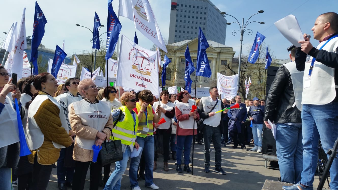 Peste 6 000 De Grefieri Protestează Față De Abrogarea Pensiilor De