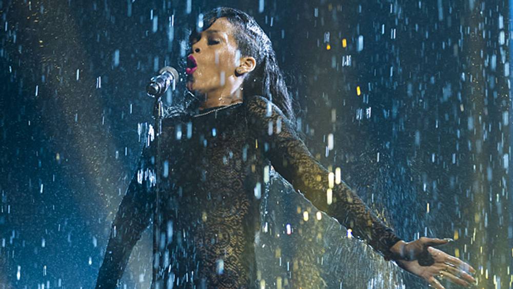 Rihanna – Umbrella (LIVE)