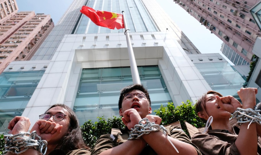 HONG KONG: Protestatarii au încercuit clădirea guvernului