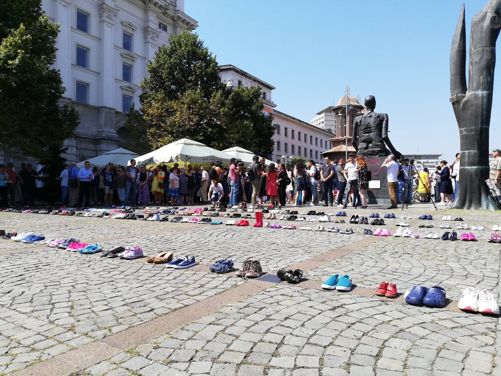 Protest la Ministerul de Interne: Sute de perechi de pantofi aduse în memoria copiilor dispăruți