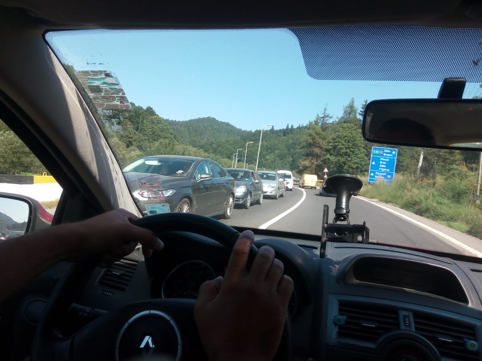 Se circulă în coloană pe DN1 pe sensul către localitățile montane