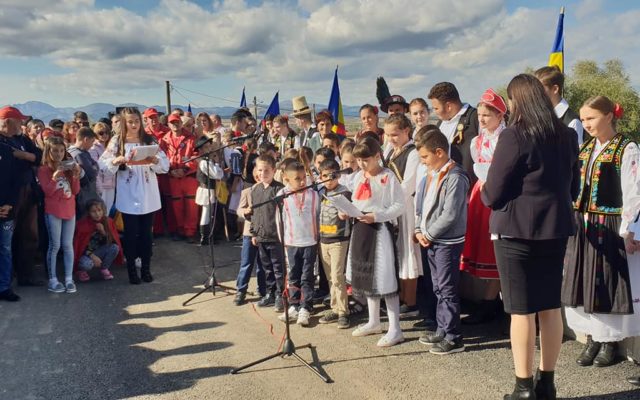 Șapte preoți și …o serbare ca pe vremea lui Ceaușescu la inaugurarea unui pod. Primarul și-a premiat fratele prefect – AUDIO