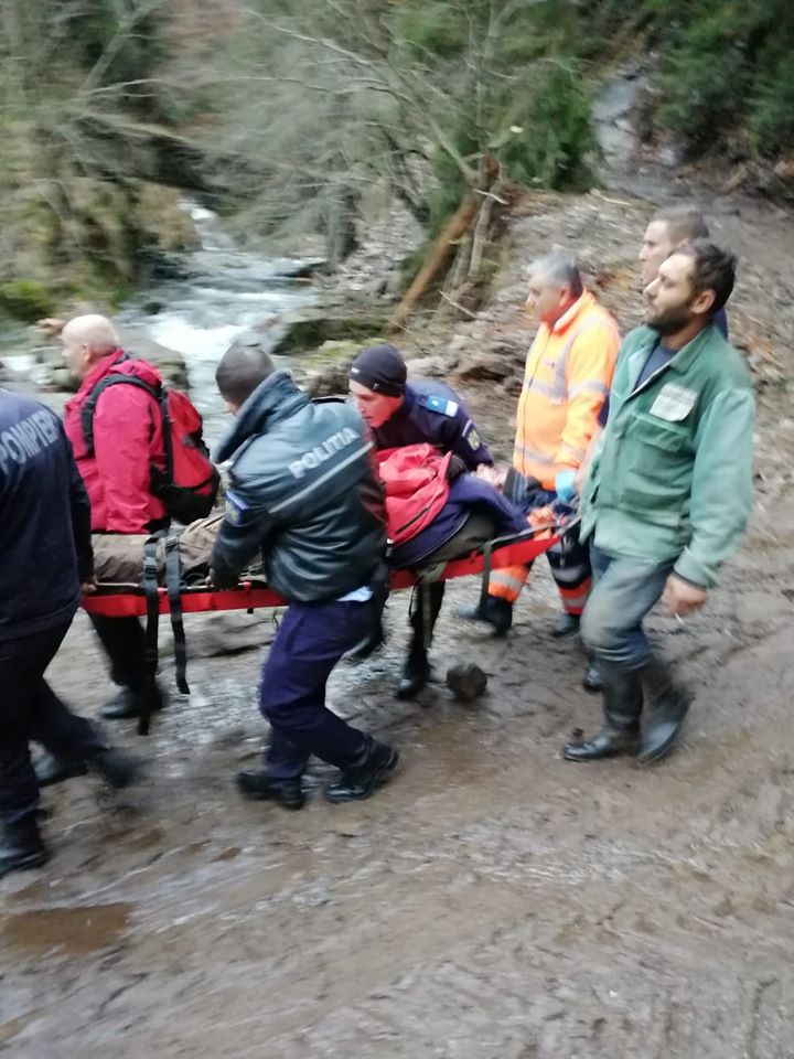 VÂLCEA: Pădurar salvat pe munte