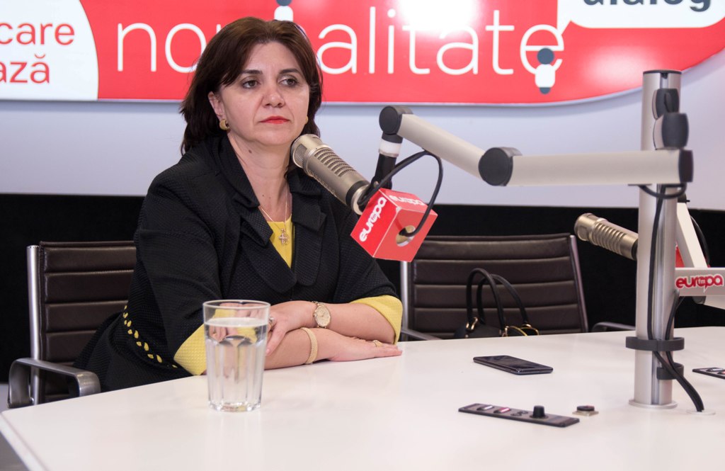 https://www.europafm.ro/wp-content/uploads/2019/11/Ministrul-Educatiei-Monica-Anisie-Piata-Victoriei-8.jpg