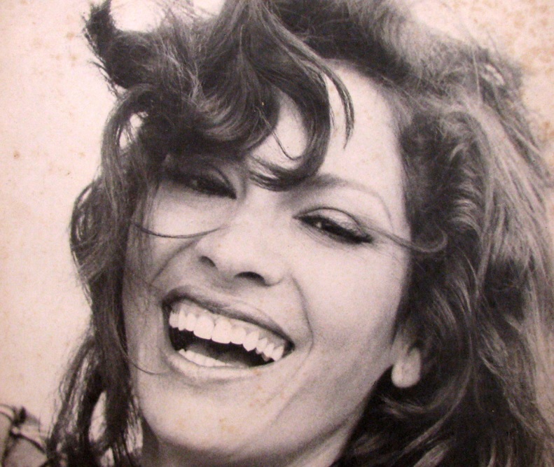 Clara Nunes – Tristeza Pé No Chão