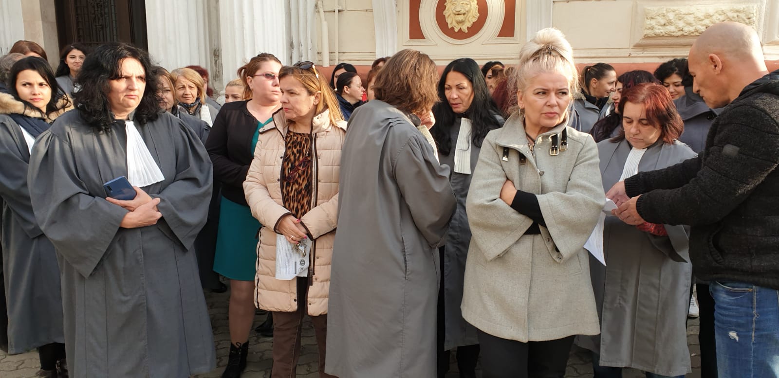Proteste ale grefierilor față de abrogarea pensiilor de serviciu, în marile orașe ale țării