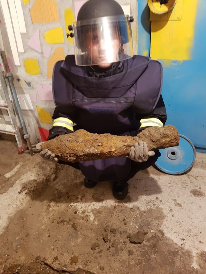 Bombă găsită în subsolul unui bloc din Reșița