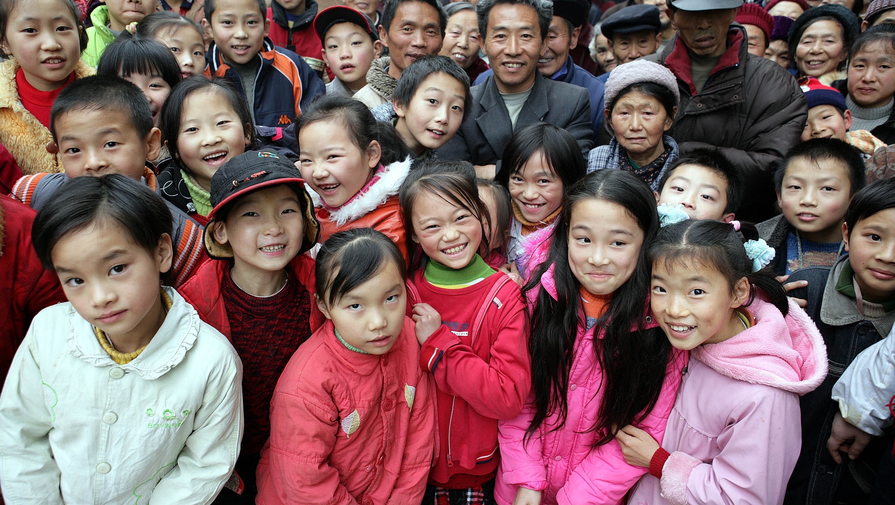 Людей проживает в китае. Китай люди. Китайские дети. Жители Китая. Много китайцев.