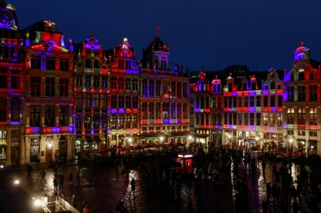 BRUXELLES: Piața Mare, iluminată în culorile steagului britanic