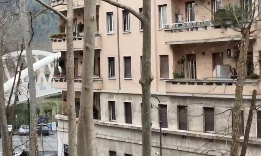Italienii își ridică moralul cu aplauze – VIDEO