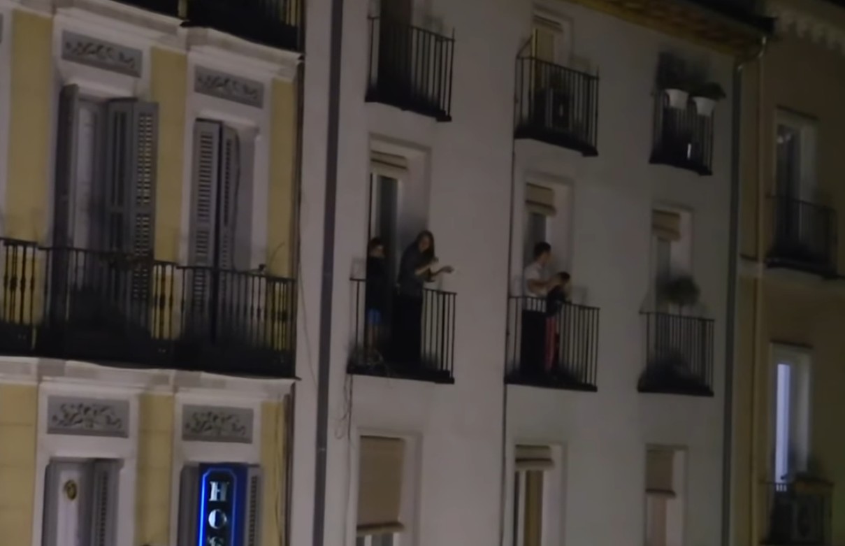 SPANIA: Aplauze de la balcoane pentru medici și personalul din spitale  – VIDEO