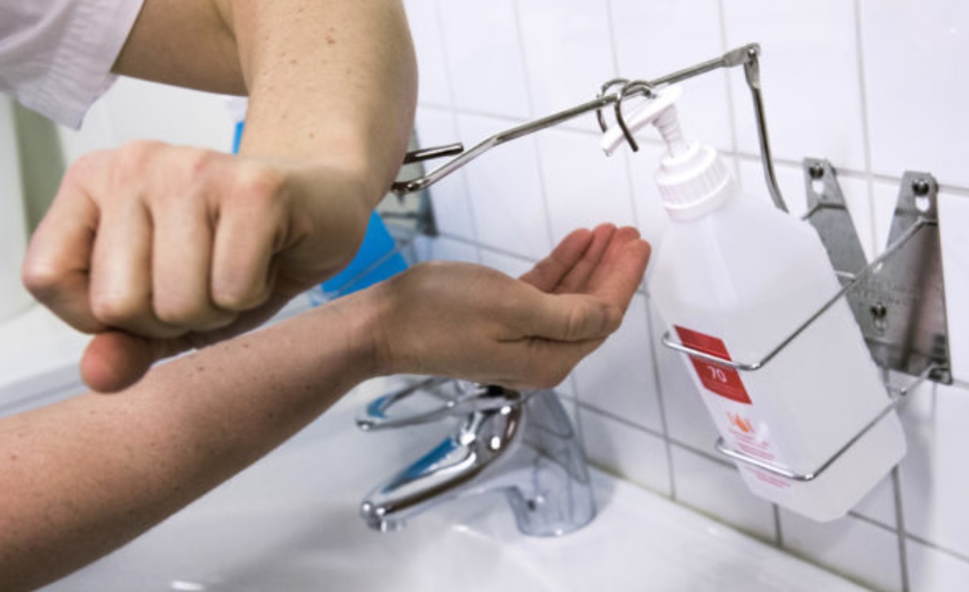 SIBIU: Universitatea Lucian Blaga va produce 100 litri de dezinfectant pe zi, după rețeta OMS