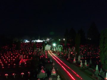 R. VÂLCEA: Mii de candele aprinse în cimitir din dispoziția primarului
