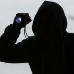 DEȘTEPTAREA: Hoț din Pașcani, condamnat după ce a lăsat amprente pe borcanul de zacuscă în timpul unui furt
