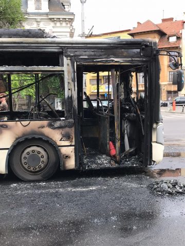 Troleibuz în flăcări pe Bulevardul Lascăr Catargiu din Capitală