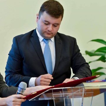 DEȘTEPTAREA: Firma deținută de familia unui consilier local din Iași a câștigat în doar câteva minute trei contracte cu Primăria