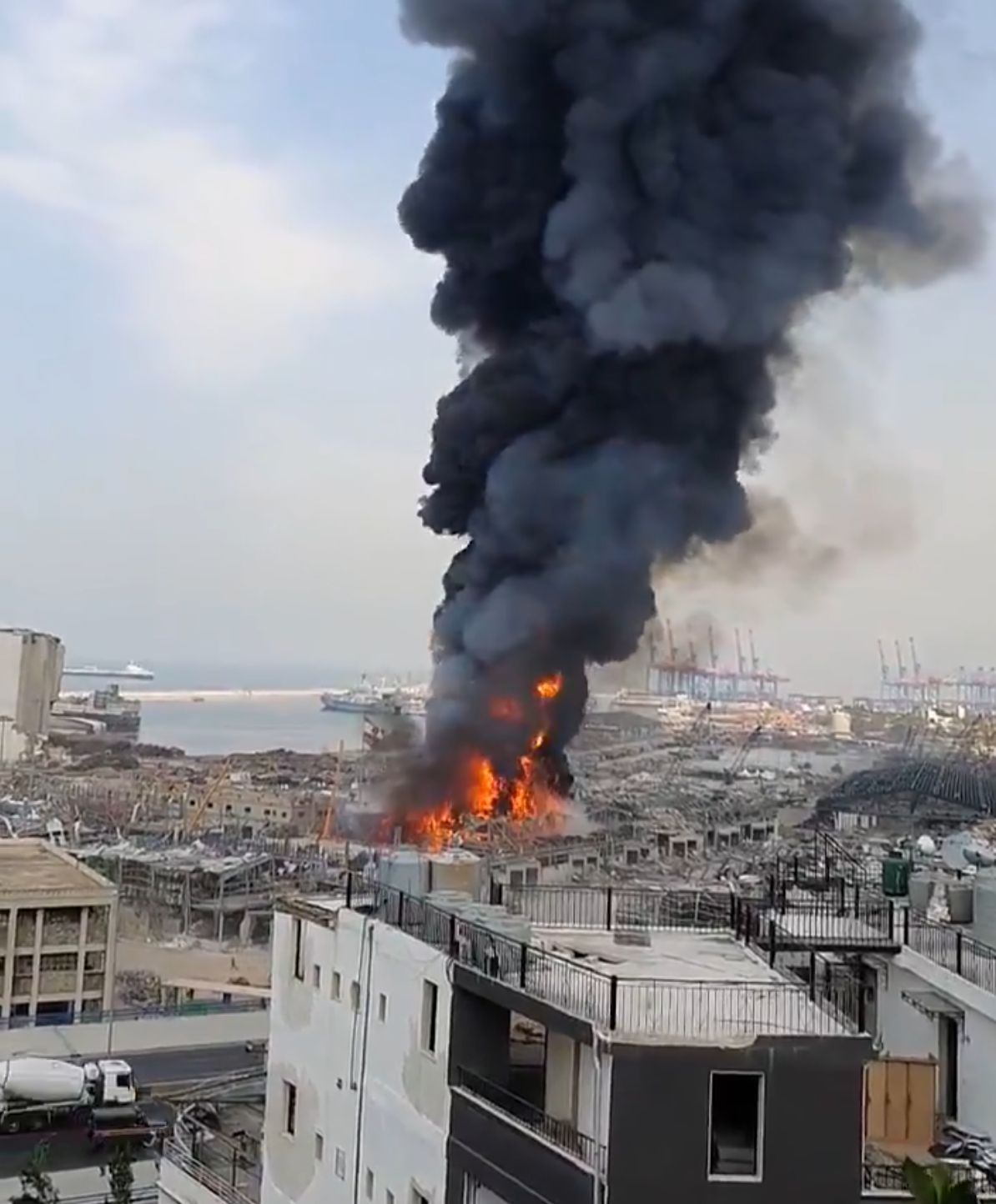 Incendiu în portul din Beirut