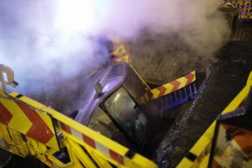 O șoferiță a ajuns cu mașina într-o groapă unde se făceau lucrări la rețeaua de termoficare FOTO