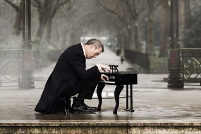 Hugh Laurie & Gaby Moreno – Kiss of Fire